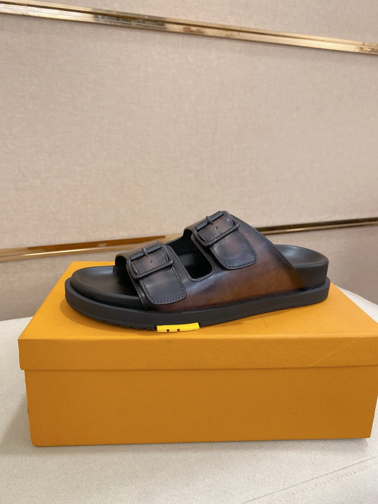 Factory price: 420💰Made by LV🔍Top purchasing agent. Men's spring and summer slippers are available at the same counter. The uppers are made of cowhide imported from Italy. High-quality craftsmanship, soles: original soles specially provided by the original factory, exclusive movable molded soles are super comfortable, original factory follow-up goods, 🔍🔍high quality, can be entered and exited the counter at will, welcome to compare, code number 38-44. Can be customized45